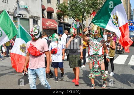 New York, New York, USA. 18. September 2022. Die Teilnehmer der Parade marschieren während der jährlichen Parade zum Mexikanischen Tag in New York City durch die Madison Avenue. (Bild: © Ryan Rahman/Pacific Press via ZUMA Press Wire) Bild: ZUMA Press, Inc./Alamy Live News Stockfoto