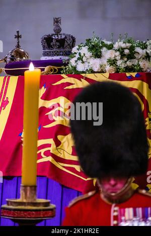 London, Großbritannien. 18. September 2022. In der letzten Nacht, als Königin Elizabeth II. Im Sarg auf der Katafalque in der Westminster Hall lag, gibt es einen stetigen Menschenstrom. Sie wird von einer sich drehenden Mahnwache von Wachbeamten, Yeoman Warders und Royal Archers bewacht. Kredit: Guy Bell/Alamy Live Nachrichten Stockfoto