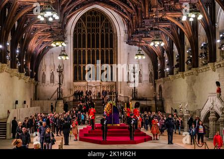 London, Großbritannien. 18. September 2022. In der letzten Nacht, als Königin Elizabeth II. Im Sarg auf der Katafalque in der Westminster Hall lag, gibt es einen stetigen Menschenstrom. Sie wird von einer sich drehenden Mahnwache von Wachbeamten, Yeoman Warders und Royal Archers bewacht. Kredit: Guy Bell/Alamy Live Nachrichten Stockfoto