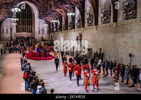 London, Großbritannien. 18. September 2022. Die Wachwache wird alle 20 Minuten gewechselt - in der letzten Nacht des Sarges von Königin Elizabeth II. Auf der Katafalque in der Westminster Hall ist ein ständiger Personenstrom zu sehen. Sie wird von einer sich drehenden Mahnwache von Wachbeamten, Yeoman Warders und Royal Archers bewacht. Kredit: Guy Bell/Alamy Live Nachrichten Stockfoto