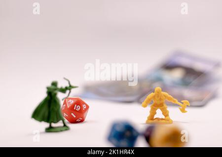 Rollenspiel Figuren Würfel und Karten Stockfoto