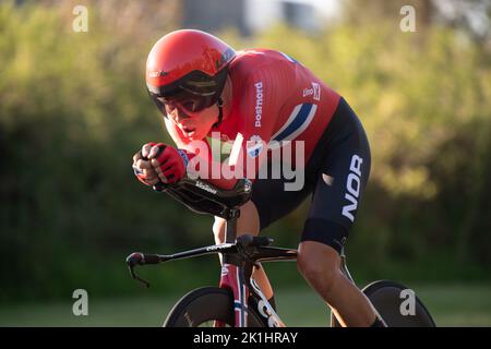 Tobias Foss aus Norwegen, der bei der UCI Road Cycling World Championships 2022 in Wollongong, Australien, das Elite-Einzelzeitfahren der Männer gewann. Stockfoto