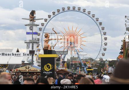 München, Deutschland. 18. September 2022. Das Riesenrad dreht sich auf der Theresienwiese auf dem Münchner Oktoberfest. Die Wiesn findet vom 17. September bis 3. Oktober 2022 statt. Quelle: Felix Hörhager/dpa/Alamy Live News Stockfoto