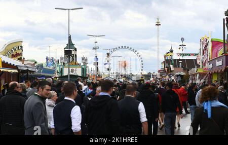 München, Deutschland. 18. September 2022. Das Riesenrad dreht sich auf der Theresienwiese auf dem Münchner Oktoberfest. Die Wiesn findet vom 17. September bis 3. Oktober 2022 statt. Quelle: Felix Hörhager/dpa/Alamy Live News Stockfoto