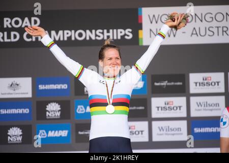 Ellen van Dijk aus den Niederlanden, Gewinnerin des Elite-Zeitfahrens der Frauen auf dem Podium der UCI Road Cycling World Championships 2022. Stockfoto