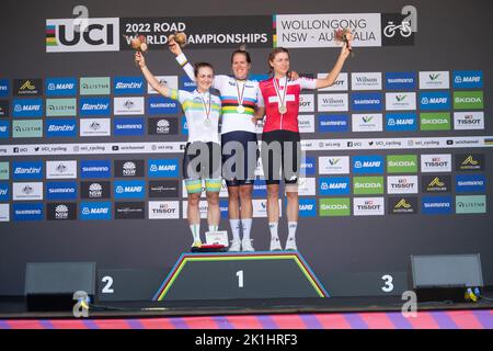 Ellen van Dijk aus den Niederlanden, Gewinnerin des Elite-Zeitfahrens der Frauen auf dem Podium der UCI Road Cycling World Championships 2022. Stockfoto