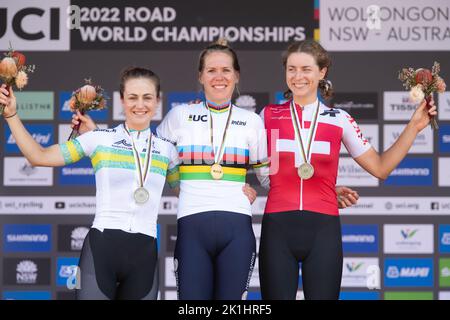Ellen van Dijk aus den Niederlanden, Gewinnerin des Elite-Zeitfahrens der Frauen auf dem Podium der UCI Road Cycling World Championships 2022. Stockfoto