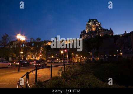 Champlain Boulevard und Chateau Frontenac bei Nacht, Quebec City, Quebec, Kanada. Stockfoto