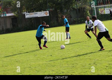 Göttingen, Deutschland. 18. September 2022. 18. September 2022, GÃ¶ttingen, Niedersachsen, Deutschland: Spieler der NRNA Football Cup 2022-Mannschaft kämpfen in GÃ¶ttingen um Tore. (Bild: © Tubal Sapkota/Pacific Press via ZUMA Press Wire) Bild: ZUMA Press, Inc./Alamy Live News Stockfoto