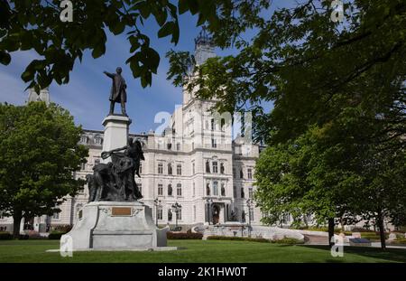 Das Honore Mercier Monument und die Fassade des Parlamentsgebäudes von Quebec wurden im Frühjahr von Laubbäumen eingerahmt, Quebec City, Quebec, Kanada. Stockfoto