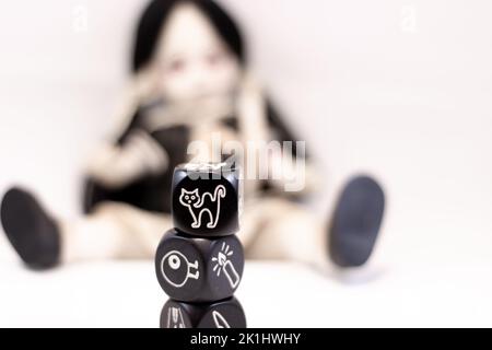 Living Dead Doll und Würfel mit Symbolen Stockfoto