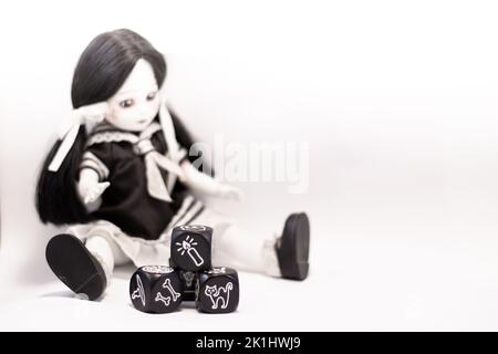 Living Dead Doll und Würfel mit Symbolen Stockfoto