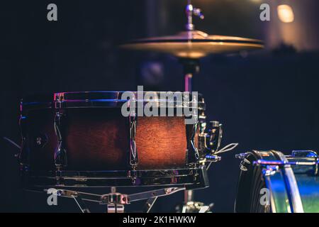 Nahaufnahme, Teil eines Drum-Kits auf unscharfem Hintergrund. Stockfoto