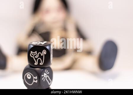 Living Dead Doll und Würfel mit Symbolen Stockfoto