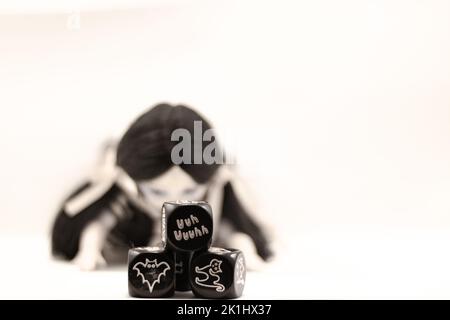 Living Dead Doll und Würfel mit Symbolen Stockfoto