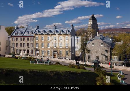 Alte architektonische Gebäude an der Saint-Denis Avenue, Upper Town, Quebec City, Quebec, Kanada. Stockfoto