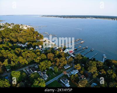 Die Luftaufnahme des Wohngebiets und der Häuser am Wasser in der Nähe von Millsboro, Delaware, USA Stockfoto