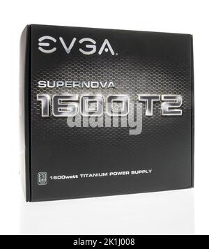 Winneconne, WI - 6. August 2022: Ein Paket aus EVGA Supernova 1600 T2 1600 Watt Titan Netzteil auf einem isolierten Hintergrund. Stockfoto