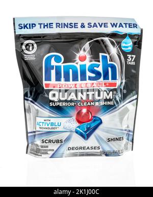 Winneconne, WI - 6. August 2022: Ein Paket mit Finish powerball Quantum automatischem Spülmittel auf einem isolierten Hintergrund. Stockfoto