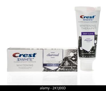 Winneconne, WI - 6. August 2022: Ein Paket von Crest 3D White Whitening Therapie Holzkohle Zahnpasta auf einem isolierten Hintergrund. Stockfoto