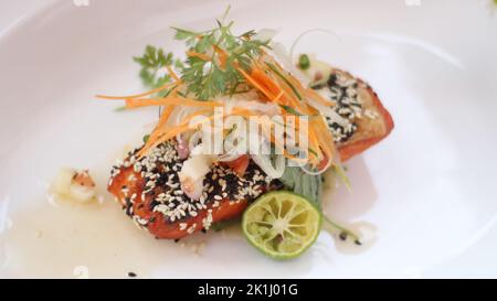 Steak mit Sesamstreuseln und Gemüsesalat Stockfoto