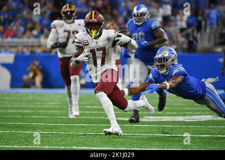 Detroit, USA. 18. September 2022. DETROIT, MI - 18. SEPTEMBER: Washington Commanders WR Terry McLaurin (17) schlüpft durch den anfechten Tackler Detroit Lions Eckpfeiler Jeff Okudah (1) im Spiel zwischen Washington Commanders und Detroit Lions am 18. September 2022 im Ford Field in Detroit, MI (Foto von Allan Dranberg/CSM) Quelle: CAL Sport Media/Alamy Live News Stockfoto