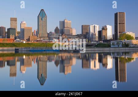 Die Skyline von Montreal spiegelt sich im Peel Basin bei Sonnenaufgang im Frühjahr, Quebec, Kanada. Stockfoto