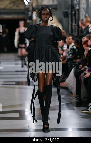 London, Großbritannien. 18. September 2022. SIMONE ROCHA SS23 Runway während der London Fashion Week am 2022. September - London, Großbritannien. 18/09/2022 Credit: dpa picture Alliance/Alamy Live News Stockfoto