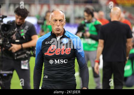 Mailand, Italien. 18. September 2022. Italien, Mailand, Sept. 18 2022: Marco Domenichini (Napoli Assistant Manager) wechselt während des Fußballspieles AC MILAN gegen SSC NAPOLI, Serie A Tim 2022-2023 day7 San Siro Stadium (Foto: Fabrizio Andrea Bertani/Pacific Press) Quelle: Pacific Press Media Production Corp./Alamy Live News Stockfoto