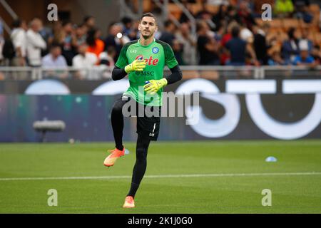 Mailand, Italien. 18. September 2022. Italien, Mailand, Sept. 18 2022: Alex Meret (Napoli-Torwart) trainiert beim Aufwärmen über Fußballspiel AC MILAN vs SSC NAPOLI, Serie A Tim 2022-2023 day7 San Siro Stadion (Foto von Fabrizio Andrea Bertani/Pacific Press) Credit: Pacific Press Media Production Corp./Alamy Live News Stockfoto