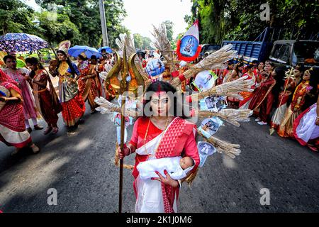 Kalkutta, Indien. 18. September 2022. Modelle, die als hinduistische Gottheit gekleidet wurden Durga nahm an einer Kundgebung Teil, die von der Association of International Technicians Artists & Artworkers organisiert wurde, um die Anerkennung des Durga Puja-Festivals durch die UNESCO zu feiern. Die UNESCO (die Organisation der Vereinten Nationen für Bildung, Wissenschaft und Kultur) hat Durga puja 2021 in die Liste der Vertreter des immateriellen Kulturerbes der Menschheit aufgenommen. Kredit: SOPA Images Limited/Alamy Live Nachrichten Stockfoto