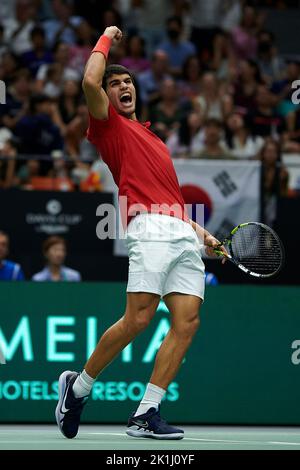 Valencia, Spanien. 18. September 2022. Carlos Alcaraz aus Spanien reagiert während des Spiels der Gruppe B zwischen Spanien und Südkorea beim Davis Cup Tennisturnier in Valencia, Spanien, am 18. September 2022. Quelle: Str/Xinhua/Alamy Live News Stockfoto