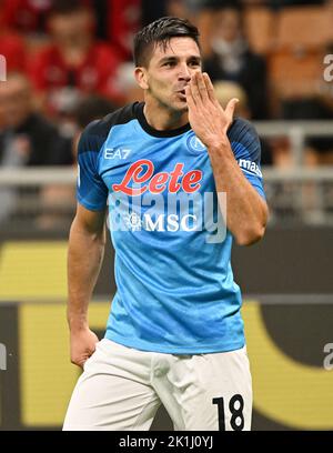 Mailand, Italien. 18. September 2022. Giovanni Simeone von Napoli feiert den Torreigen während eines Fußballspiels der Serie A zwischen AC Mailand und Napoli in Mailand, Italien, am 18. September 2022. Quelle: Alberto Lingria/Xinhua/Alamy Live News Stockfoto
