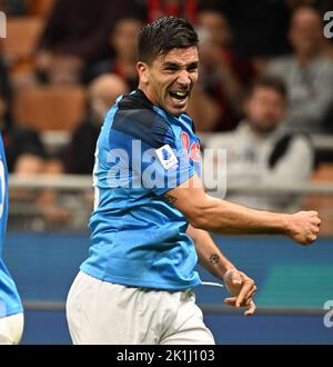 Mailand, Italien. 18. September 2022. Giovanni Simeone von Napoli feiert den Torreigen während eines Fußballspiels der Serie A zwischen AC Mailand und Napoli in Mailand, Italien, am 18. September 2022. Quelle: Alberto Lingria/Xinhua/Alamy Live News Stockfoto