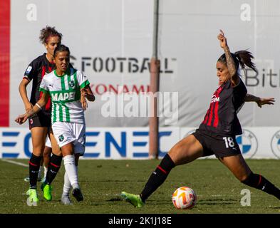 Mailand, Italien. 18. September 2022. Pondini Giada(Sassuolo), Martina Piemonte(Mailand) während AC Milan vs US Sassuolo, Italienischer Fußball Serie A Frauenspiel in Mailand, Italien, September 18 2022 Kredit: Unabhängige Fotoagentur/Alamy Live News Stockfoto