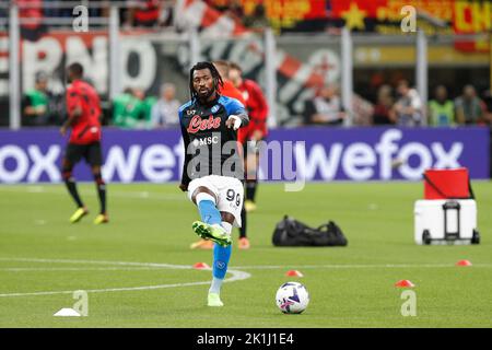 Mailand, Italien. 18. September 2022. Italien, Mailand, September 18 2022: Andre Anguissa (Mittelfeldspieler Napoli) beim Aufwärmen über das Fußballspiel AC MILAN gegen SSC NAPOLI, Serie A Tim 2022-2023 day7 San Siro Stadion (Bildnachweis: © Fabrizio Andrea Bertani/Pacific Press via ZUMA Press Wire) Bildnachweis: ZUMA Press, Inc./Alamy Live News Stockfoto