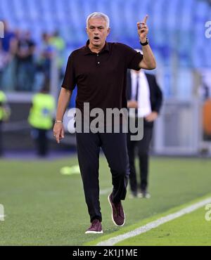 Rom, Italien. 18. September 2022. Romas Cheftrainer Jose Mourinho wird während eines Fußballspiels der Serie A zwischen Roma und Atalanta in Rom, Italien, am 18. September 2022 gesehen. Quelle: Augusto Casasoli/Xinhua/Alamy Live News Stockfoto