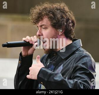 NEW YORK, NY, USA - 12. AUGUST 2022: Jack Harlow tritt auf der "Today" Show Concert Series von NBC auf der Rockefeller Plaza auf. Stockfoto