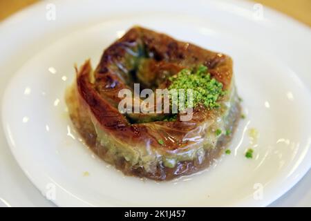 Traditionelles türkisches Dessert 'Burmese Baklava' auf dem Dessertteller. Stockfoto