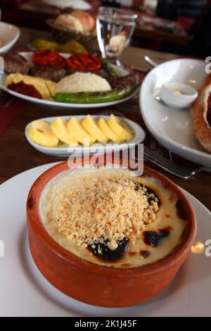 Traditionelles türkisches Dessert 'Reispudding' (Türkisch: Sutlac) auf dem Restauranttisch. Stockfoto