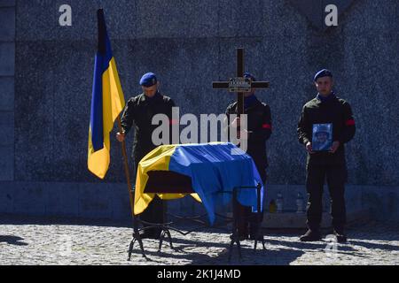 Lviv, Ukraine. 06. September 2022. Die Abschiedszeremonie von Kapitän Wolodymyr Ivanyuk in Lemberg, der von den russischen Besatzungstruppen getötet wurde. Seit den ersten Tagen der umfassenden militärischen Invasion Russlands in der Ukraine meldete sich Wolodymyr Ivanyuk freiwillig zum Krieg. Er diente in den Reihen der 24. separaten mechanisierten Brigade, die nach König Danylo vom "westlichen" Einsatzkommando der Bodentruppen der ukrainischen Streitkräfte benannt wurde. Wolodymyr Ivanyuk wird von seiner Mutter, seiner Frau und drei Söhnen überlebt. Kredit: SOPA Images Limited/Alamy Live Nachrichten Stockfoto