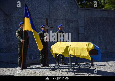 Lviv, Ukraine. 06. September 2022. Die Abschiedszeremonie von Kapitän Wolodymyr Ivanyuk in Lemberg, der von den russischen Besatzungstruppen getötet wurde. Seit den ersten Tagen der umfassenden militärischen Invasion Russlands in der Ukraine meldete sich Wolodymyr Ivanyuk freiwillig zum Krieg. Er diente in den Reihen der 24. separaten mechanisierten Brigade, die nach König Danylo vom "westlichen" Einsatzkommando der Bodentruppen der ukrainischen Streitkräfte benannt wurde. Wolodymyr Ivanyuk wird von seiner Mutter, seiner Frau und drei Söhnen überlebt. Kredit: SOPA Images Limited/Alamy Live Nachrichten Stockfoto