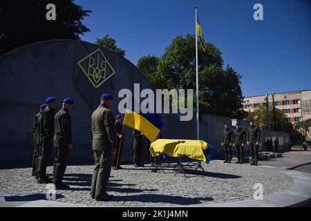 Lviv, Ukraine. 06. September 2022. Die Abschiedszeremonie von Kapitän Wolodymyr Ivanyuk in Lemberg, der von den russischen Besatzungstruppen getötet wurde. Seit den ersten Tagen der umfassenden militärischen Invasion Russlands in der Ukraine meldete sich Wolodymyr Ivanyuk freiwillig zum Krieg. Er diente in den Reihen der 24. separaten mechanisierten Brigade, die nach König Danylo vom "westlichen" Einsatzkommando der Bodentruppen der ukrainischen Streitkräfte benannt wurde. Wolodymyr Ivanyuk wird von seiner Mutter, seiner Frau und drei Söhnen überlebt. Kredit: SOPA Images Limited/Alamy Live Nachrichten Stockfoto