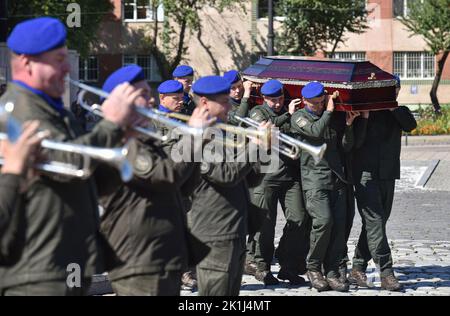 Lviv, Ukraine. 06. September 2022. Soldaten der Nationalgarde der Ukraine tragen den Sarg mit dem Leichnam von Kapitän Wolodymyr Ivanyuk während der Beerdigungszeremonie auf dem Lytschakiv-Friedhof in Lemberg aus den ersten Tagen der umfassenden militärischen Invasion Russlands in der Ukraine meldete sich Wolodymyr Ivanyuk freiwillig zum Krieg. Er diente in den Reihen der 24. separaten mechanisierten Brigade, die nach König Danylo vom "westlichen" Einsatzkommando der Bodentruppen der ukrainischen Streitkräfte benannt wurde. Wolodymyr Ivanyuk wird von seiner Mutter, seiner Frau und drei Söhnen überlebt. Kredit: SOPA Images Limited/Alamy Live Nachrichten Stockfoto