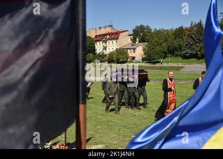 Lviv, Ukraine. 06. September 2022. Soldaten der Nationalgarde der Ukraine tragen den Sarg mit dem Leichnam von Kapitän Wolodymyr Ivanyuk während der Beerdigungszeremonie auf dem Lytschakiv-Friedhof in Lemberg aus den ersten Tagen der umfassenden militärischen Invasion Russlands in der Ukraine meldete sich Wolodymyr Ivanyuk freiwillig zum Krieg. Er diente in den Reihen der 24. separaten mechanisierten Brigade, die nach König Danylo vom "westlichen" Einsatzkommando der Bodentruppen der ukrainischen Streitkräfte benannt wurde. Wolodymyr Ivanyuk wird von seiner Mutter, seiner Frau und drei Söhnen überlebt. Kredit: SOPA Images Limited/Alamy Live Nachrichten Stockfoto