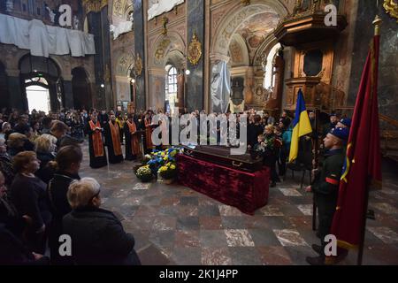 Lviv, Ukraine. 06. September 2022. Der Trauerdienst von Kapitän Wolodymyr Ivanyuk in der Garnisonskirche der Heiligen Apostel Petrus und Paulus in Lemberg, der von den russischen Besatzungskräften getötet wurde. Seit den ersten Tagen der umfassenden militärischen Invasion Russlands in der Ukraine meldete sich Wolodymyr Ivanyuk freiwillig zum Krieg. Er diente in den Reihen der 24. separaten mechanisierten Brigade, die nach König Danylo vom "westlichen" Einsatzkommando der Bodentruppen der ukrainischen Streitkräfte benannt wurde. Wolodymyr Ivanyuk wird von seiner Mutter, seiner Frau und drei Söhnen überlebt. Kredit: SOPA Images Limited/Alamy Live Nachrichten Stockfoto