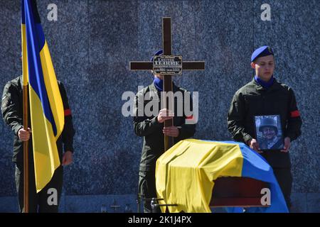 Lviv, Ukraine. 06. September 2022. Die Abschiedszeremonie von Kapitän Wolodymyr Ivanyuk in Lemberg, der von den russischen Besatzungstruppen getötet wurde. Seit den ersten Tagen der umfassenden militärischen Invasion Russlands in der Ukraine meldete sich Wolodymyr Ivanyuk freiwillig zum Krieg. Er diente in den Reihen der 24. separaten mechanisierten Brigade, die nach König Danylo vom "westlichen" Einsatzkommando der Bodentruppen der ukrainischen Streitkräfte benannt wurde. Wolodymyr Ivanyuk wird von seiner Mutter, seiner Frau und drei Söhnen überlebt. Kredit: SOPA Images Limited/Alamy Live Nachrichten Stockfoto