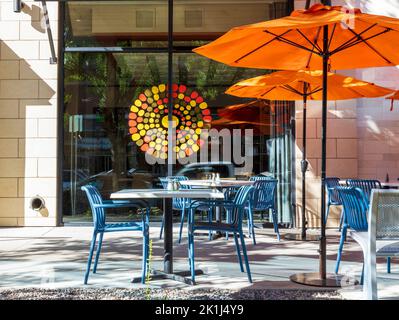 Leeres Cafe mit Tischen und Stühlen. Die Außenfassade eines Restaurants im Cherry Creek District, Denver, Colorado Stockfoto