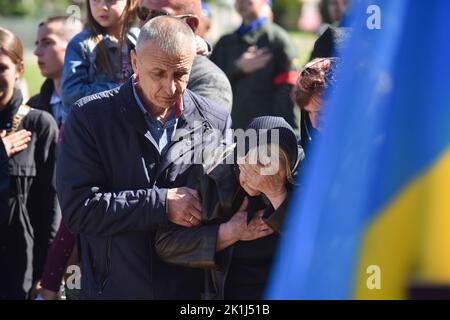 Lviv, Ukraine. 06. September 2022. Die Mutter von Kapitän Wolodymyr Ivanyuk trauert während der Beerdigungszeremonie ihres Sohnes auf dem Lychakiv-Friedhof in Lemberg. Seit den ersten Tagen der umfassenden militärischen Invasion Russlands in der Ukraine meldete sich Wolodymyr Ivanyuk freiwillig zum Krieg. Er diente in den Reihen der 24. separaten mechanisierten Brigade, die nach König Danylo vom "westlichen" Einsatzkommando der Bodentruppen der ukrainischen Streitkräfte benannt wurde. Wolodymyr Ivanyuk wird von seiner Mutter, seiner Frau und drei Söhnen überlebt. (Foto von Pavlo Palamarchuk/SOPA Images/Sipa USA) Quelle: SIPA USA/Alamy Live News Stockfoto