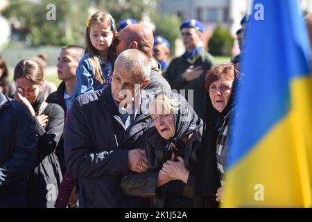 Lviv, Ukraine. 06. September 2022. Die Mutter von Kapitän Wolodymyr Ivanyuk trauert während der Beerdigungszeremonie ihres Sohnes auf dem Lychakiv-Friedhof in Lemberg. Seit den ersten Tagen der umfassenden militärischen Invasion Russlands in der Ukraine meldete sich Wolodymyr Ivanyuk freiwillig zum Krieg. Er diente in den Reihen der 24. separaten mechanisierten Brigade, die nach König Danylo vom "westlichen" Einsatzkommando der Bodentruppen der ukrainischen Streitkräfte benannt wurde. Wolodymyr Ivanyuk wird von seiner Mutter, seiner Frau und drei Söhnen überlebt. (Foto von Pavlo Palamarchuk/SOPA Images/Sipa USA) Quelle: SIPA USA/Alamy Live News Stockfoto